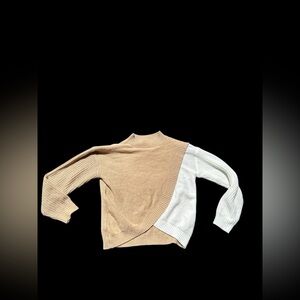 ✨Cream and white knitted sweater with a unique design✨